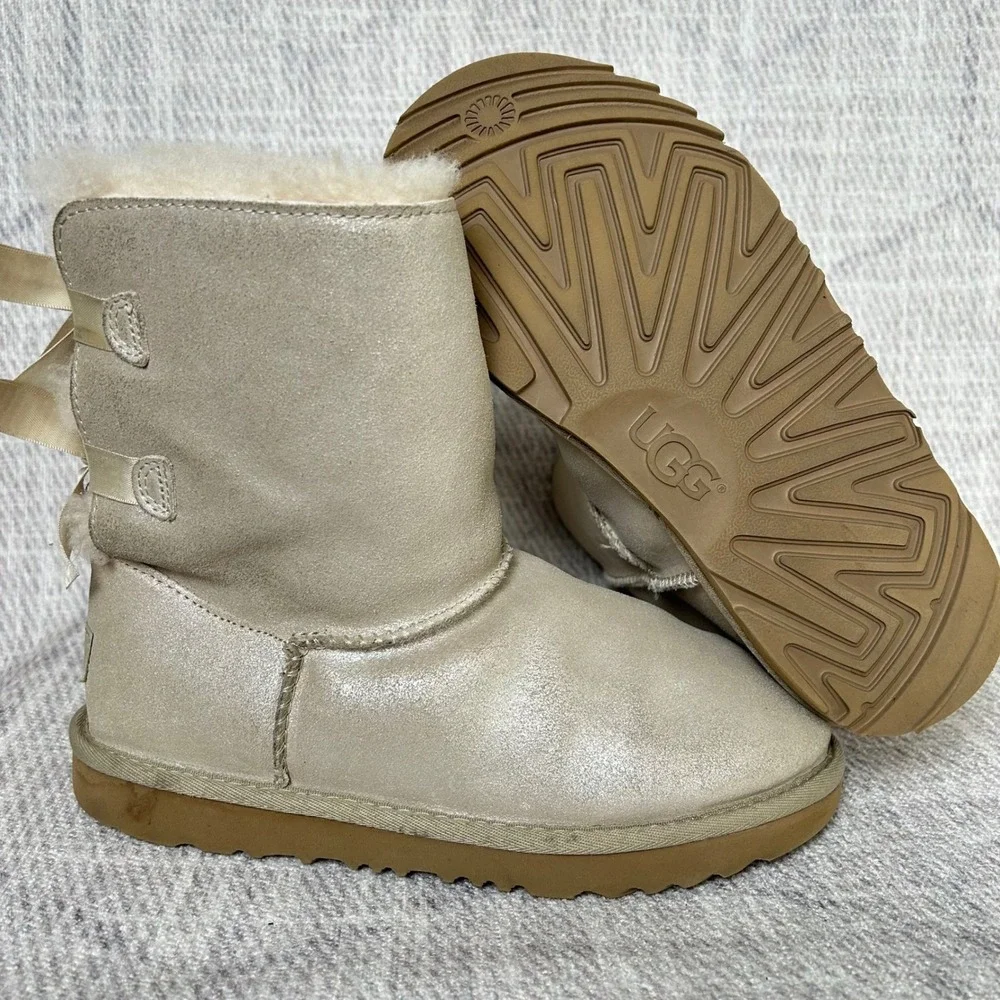 UGG Australia Bailey Bow Shimmer Gold Champagne Boots Size‎ 6